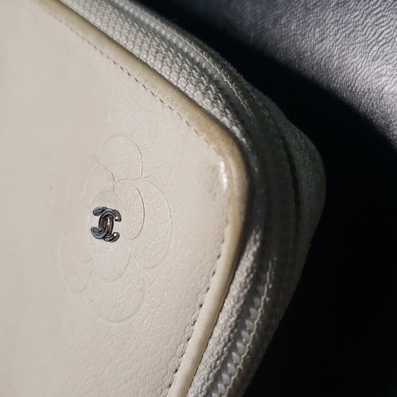 Chanel Off-White Camellia Zipped Wallet - Picture 5 of 16